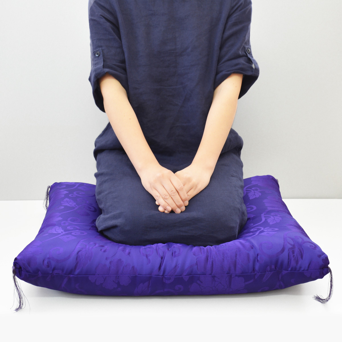 古希 喜寿 卒寿 プレゼント 紫色の座布団 着座イメージ